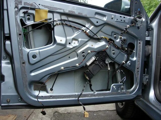 Как разобрать левую переднюю дверь. Land Rover Freelander 2 дверь.