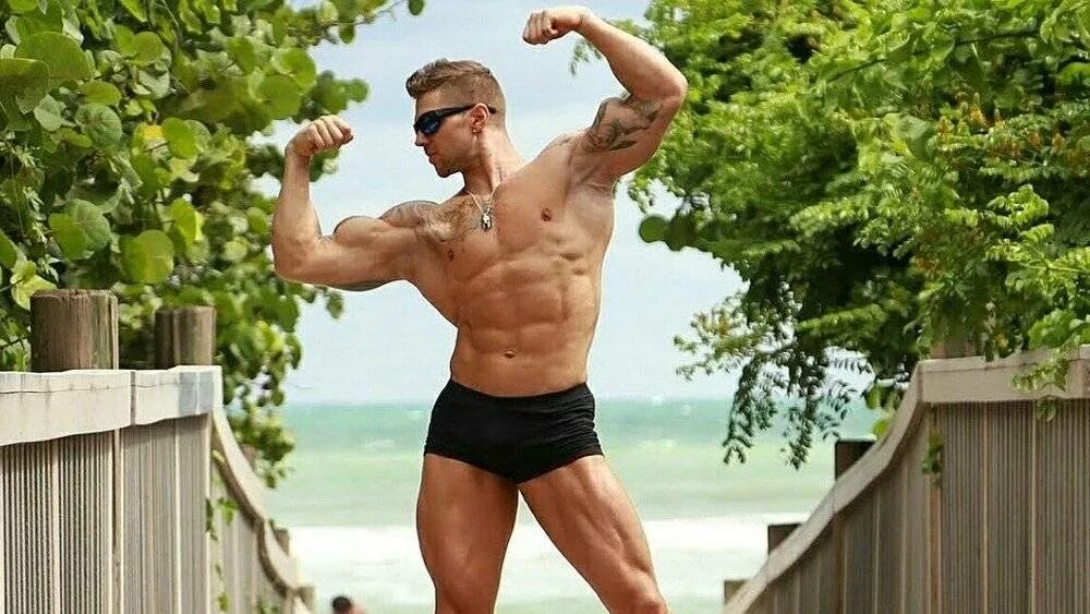 Бодибилдинг в 50 лет. Накаченная спина. Пожилые бодибилдеры. Фитнес в возрасте. Торс мужчины за 48 лет.