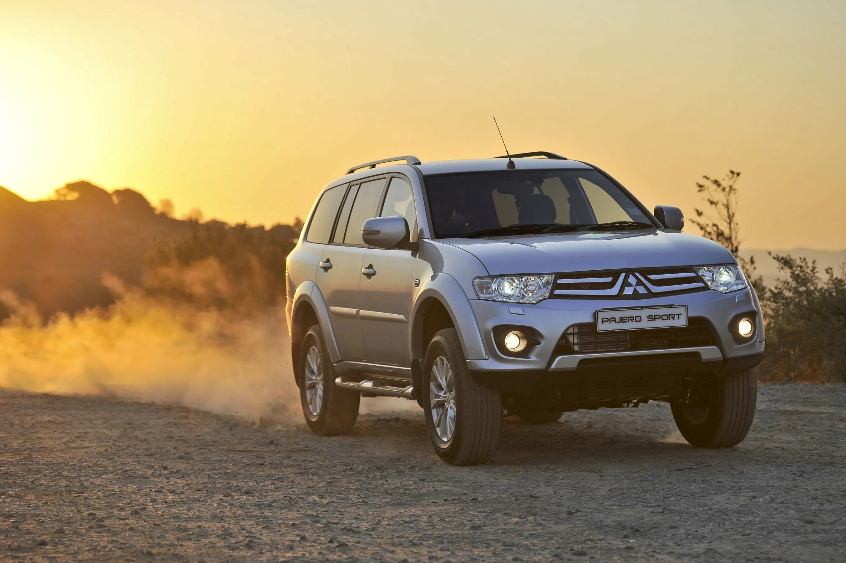 Mitsubishi джип. Mitsubishi Pajero Sport. Mitsubishi Pajero Sport 2013. Внедорожники Митсубиси Паджеро спорт. Митсубиши Паджеро спорт 2014.