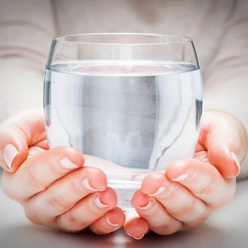 Песни стакан воды. Бокалы для воды. Стакан воды. Стастакан волы. Стакан воды в руке.