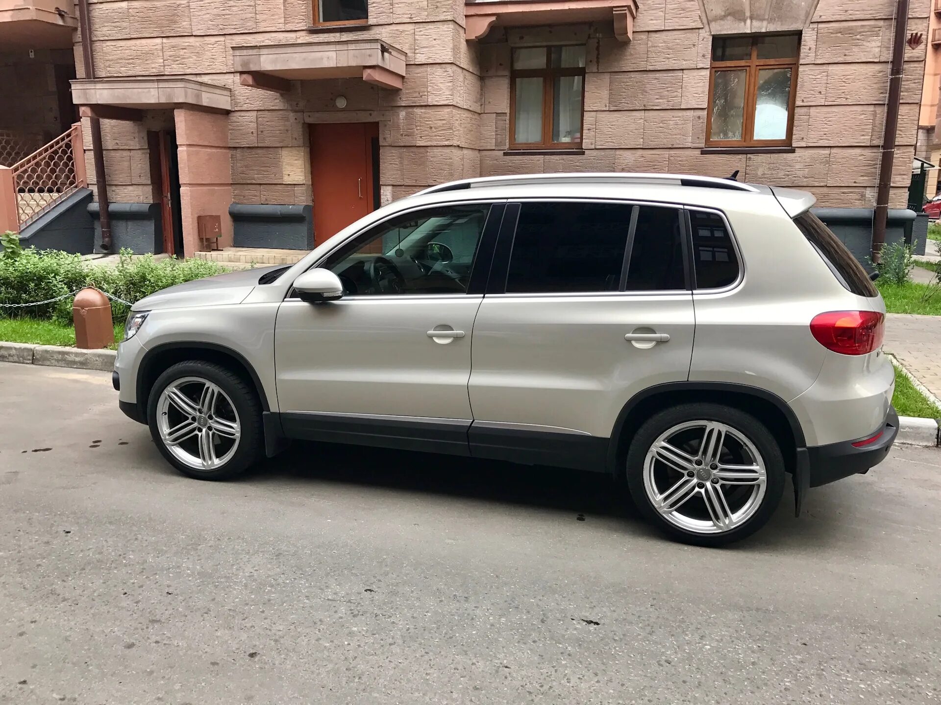 VW Tiguan r19. VW Tiguan 1 колеса r18. Tiguan 2013 r19. Tiguan 2012 r20.