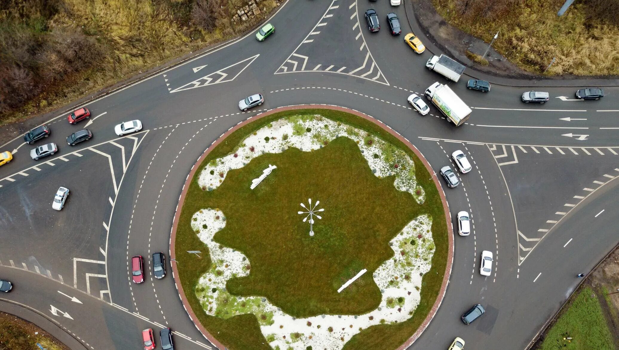 Roundabout кольцевой перекрёсток. Круговое движение на Гоголя Ярославль. По кольцевой трассе 68 кругов