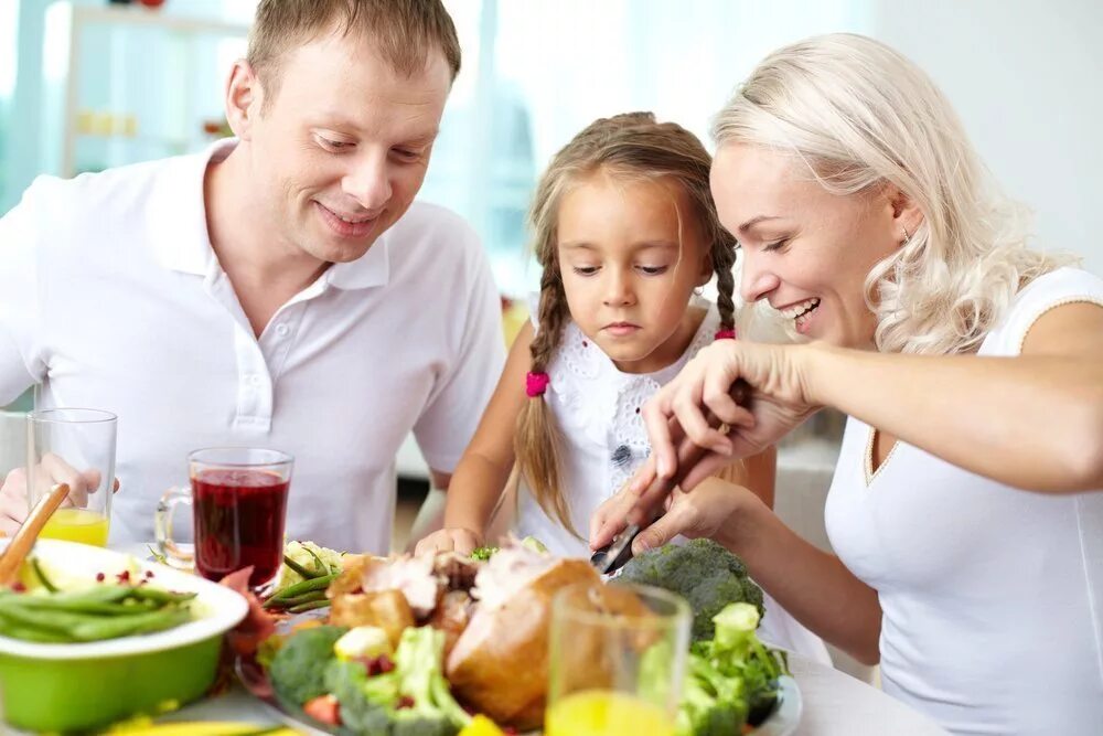 Семейный обед. Здоровое питание в семье. Еда для детей. Семья обедает.