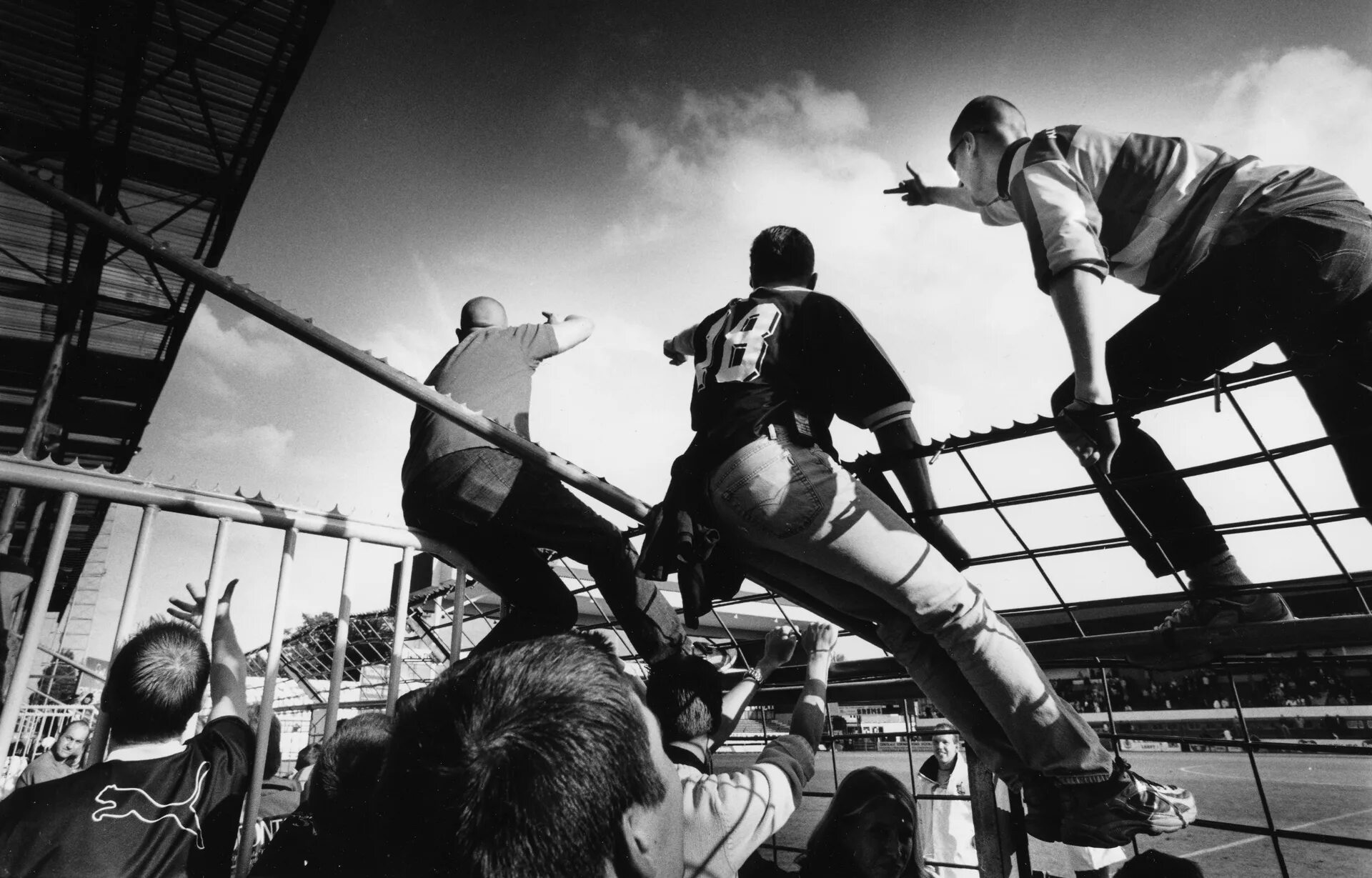 сайт хулиган. мафия 90-х в россии. любить и драться надо до конца. бандит с битой. сайт хулиган.