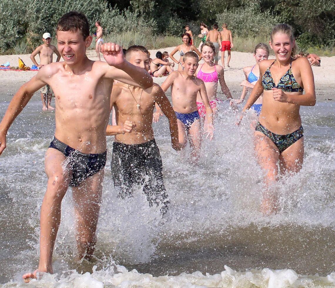 Купание детей в лагере. Детский лагерь пляж. Купаются в лагере. В лагере на пляже. Купаемся в плавках