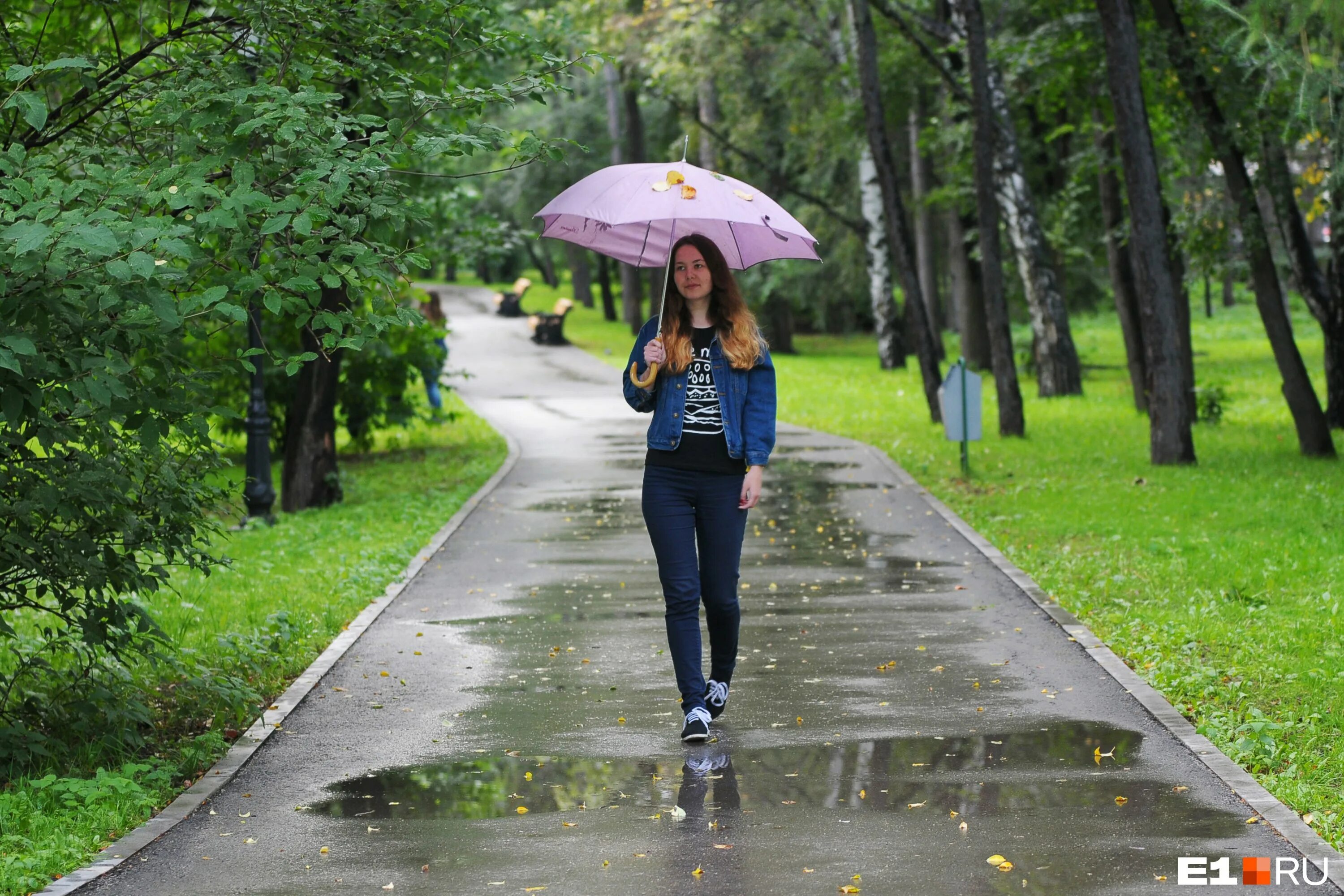 Там сейчас прохладно. Прохладно летом. Холодное лето в городе. Прохладное лето. Фотосессия в пасмурную погоду.