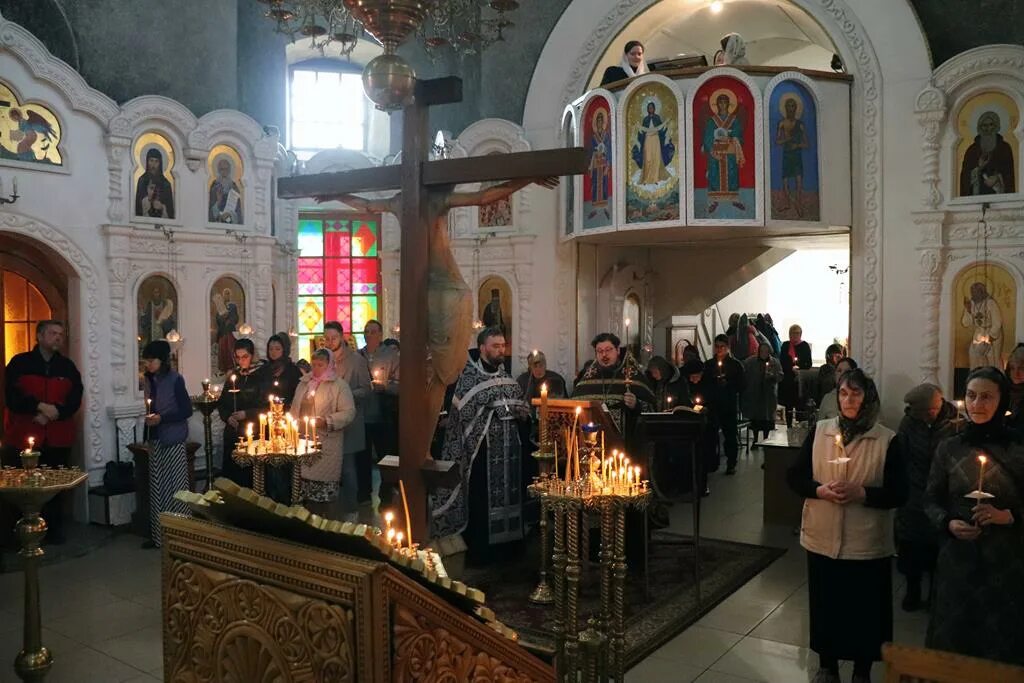 Чтение 12 евангелий в чистый четверг. Вечернее богослужение храм всех святых в пятницу. 12 служб в церкви. Сретение патриаршее богослужение. Литургия в храме христа спасителя.