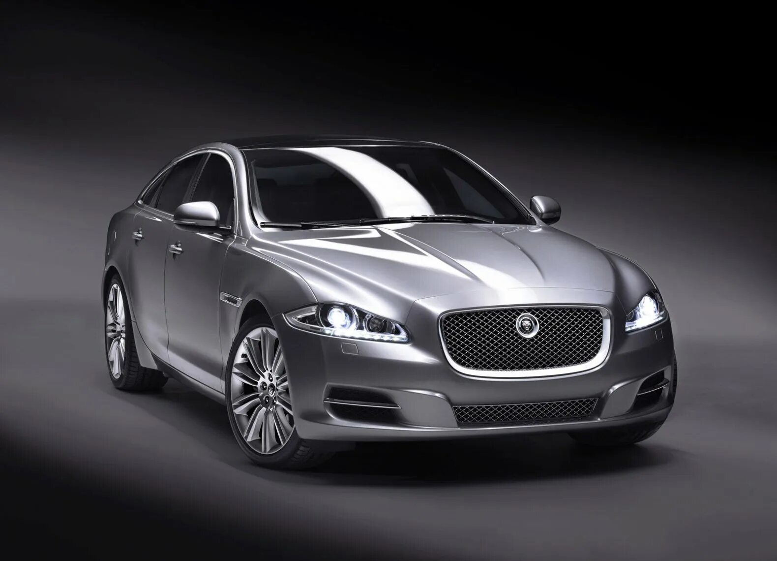 Ягуар чье производство. Jaguar машина xf 2022. Jaguar xj 2015. Ягуар xf 2012. Ягуар чья машина.