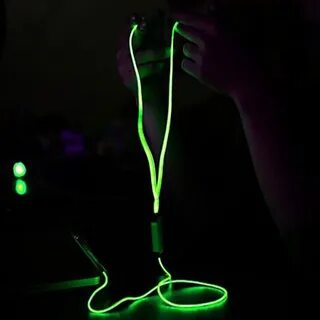 Лампочка на наушниках горит красным