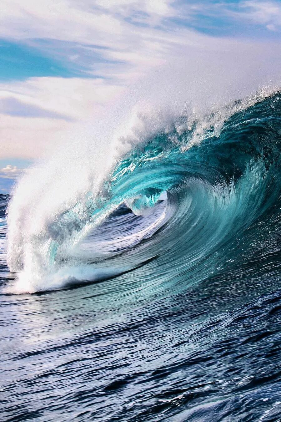 Голубая волна. Океанские волны. Серфинг в голубом океане. Красивая голубая волна крупный план. Бездна волн