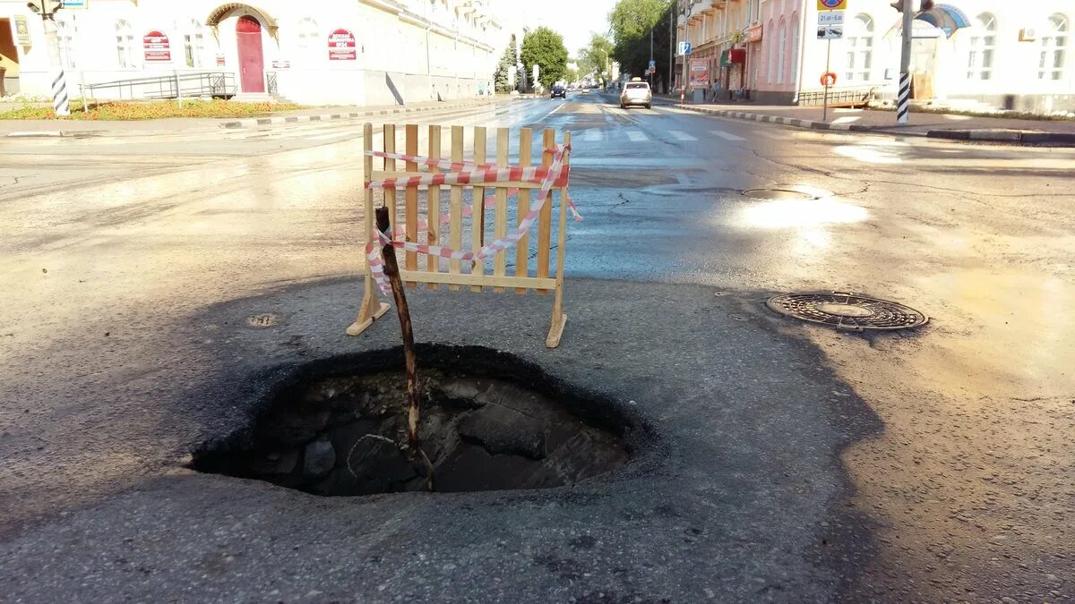 Водоканал железноводск. Дыра в тротуаре. Дыра в асфальте. Ямы на перекрестке. Водоканал асфальт.