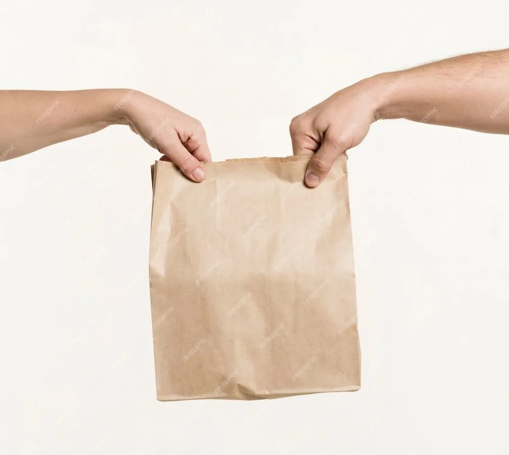 Доставку каждого отдельного пакета. Пакет бумажный. Пакет в руке. Бумажный пакет в руке. Пакет с едой в руках.
