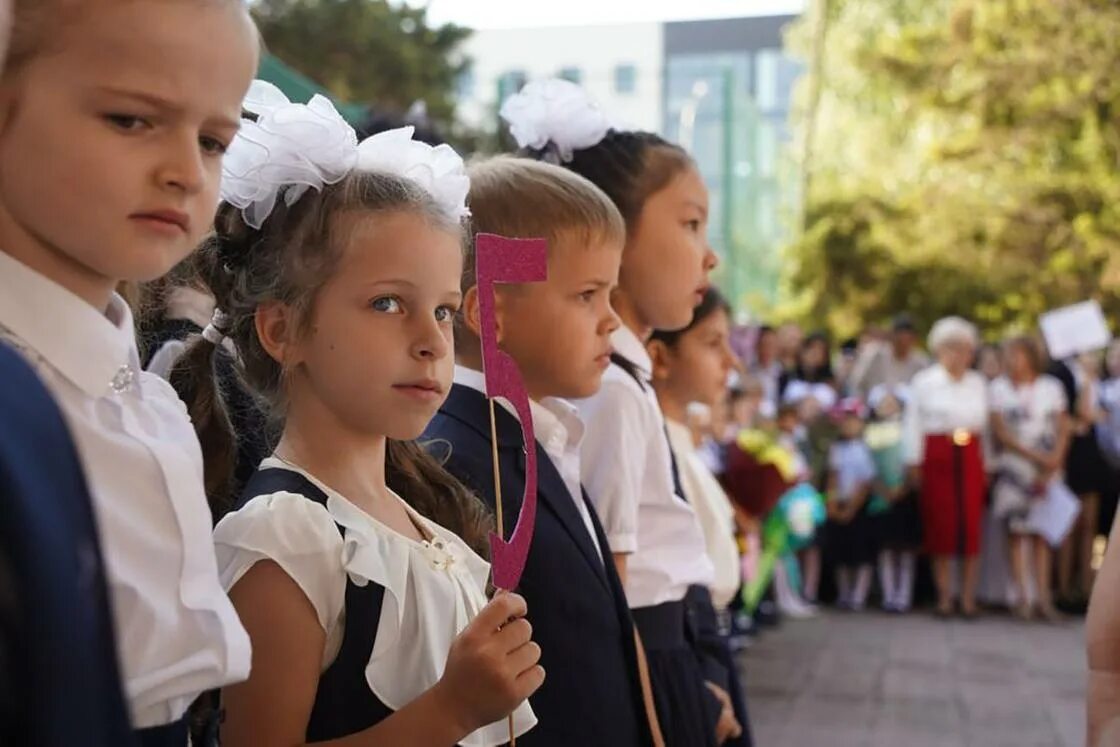 Пошла в школу в 4 года. Первый звонок в школе. Линейка для детей. 1 Сентября первый звонок. Звонок 1 сентября.