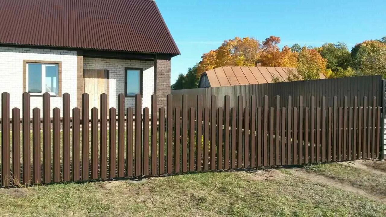 Забор из Еаро штакктника. Забор из евроштакетника RAL 8017. Красивый забор из штакетника металлического. Красивый забор из евроштакетника. Забор из металлического штакетника заборыч