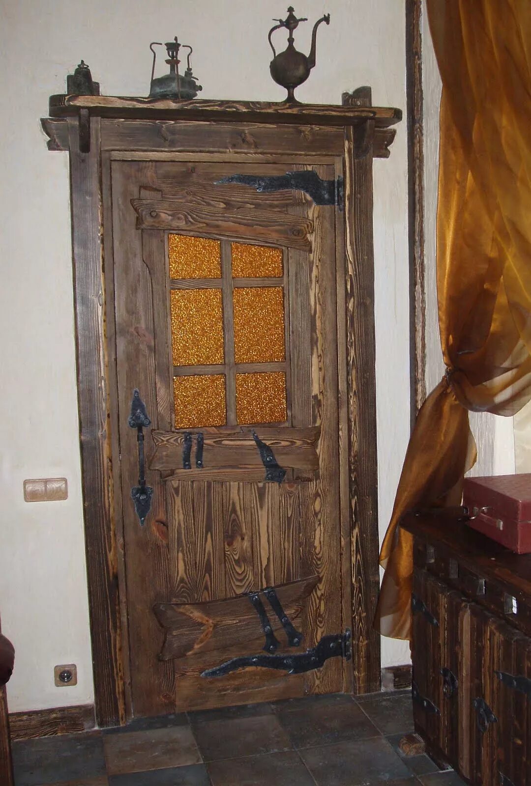 Деревянная дверь. Состаренные двери. Дверь состаренное дерево. Двери под старину. Куплю старые межкомнатные двери