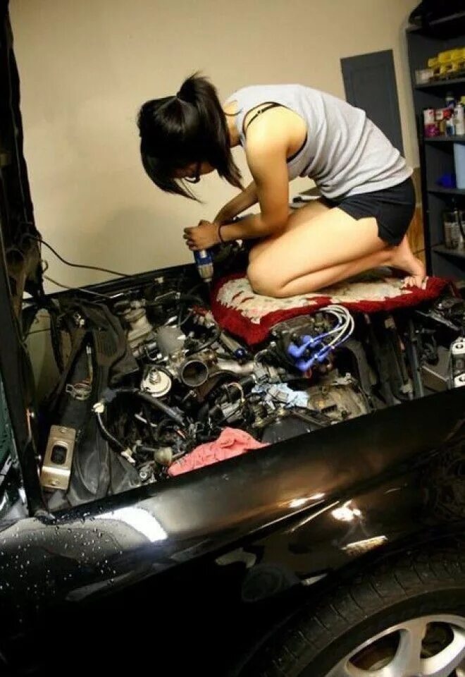 Парень починил девушке машину. Девушка чинит машину. Девушка ремонтирует авто. Баба ремонтирует машину. Женщина автомеханик чинит.
