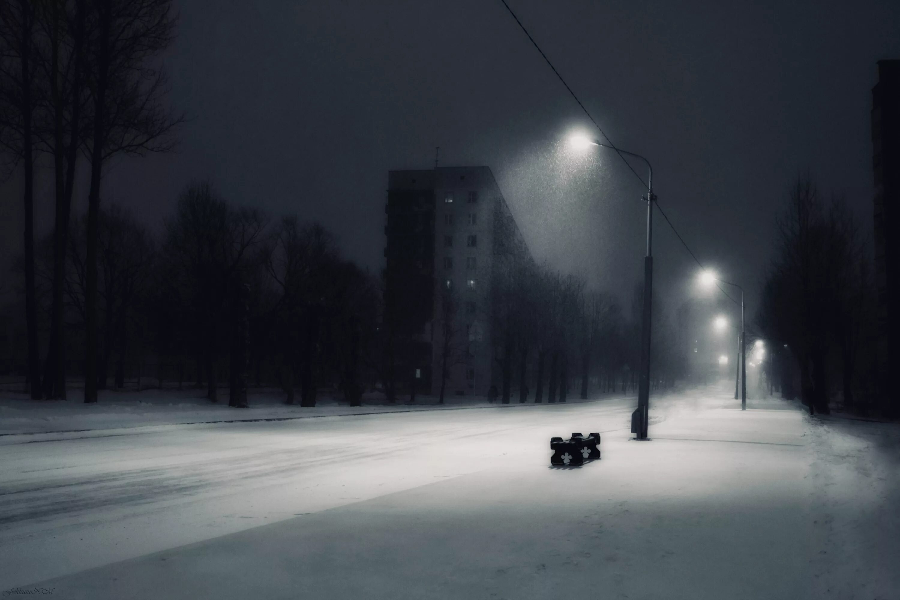 Тихи пруды холод и мрак вод их. Зима ночь. Зимний мрачный город. Мрачная зима в городе. Темная улица зимой.