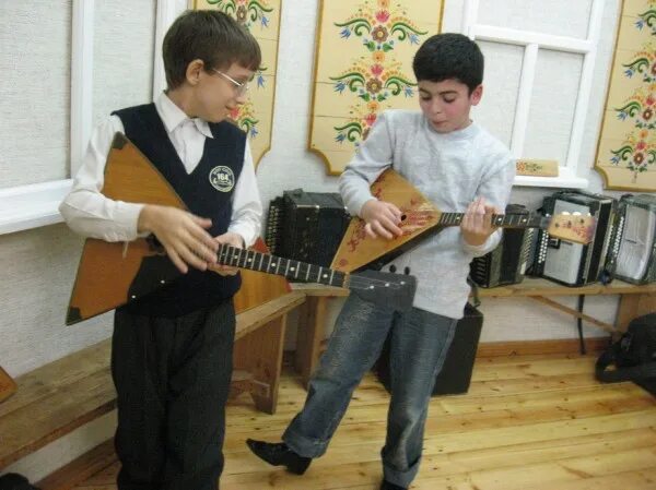 Я на балалаечку ленточку. Мария демьяненко тум балалайка. Русской березки анимация для детей. Я на балалаечку ленточку. Балалайка в руках.