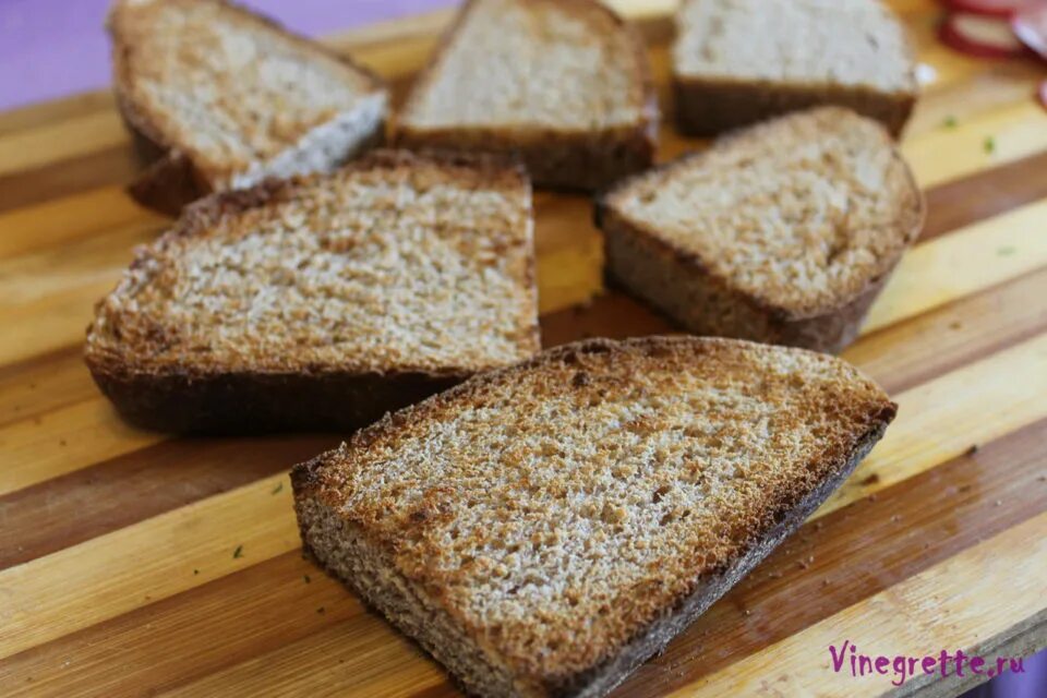 Как подсушить батон в духовке для бутербродов. Подсушенные в духовке батон. Батон в духовке для бутера. Посушенные слайсы хлеба. Как подсушить батон в духовке для бутербродов.