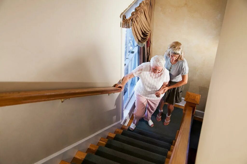 Тяжело подниматься по лестнице. Старушка на лестнице. Лестница для пожилых людей. Бабка поднимается по лестнице. Старик поднимается по лестнице.
