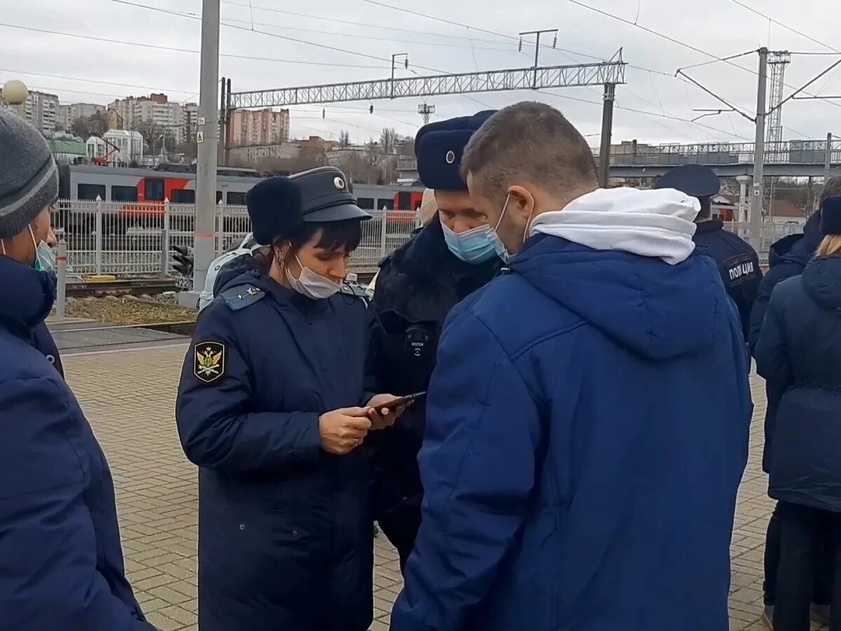 Смоленске должники. Приставы Смоленск. Приставы Смоленск 1 ноября праздник Смоленск 2022. Разборки с приставами в Искитиме видео.