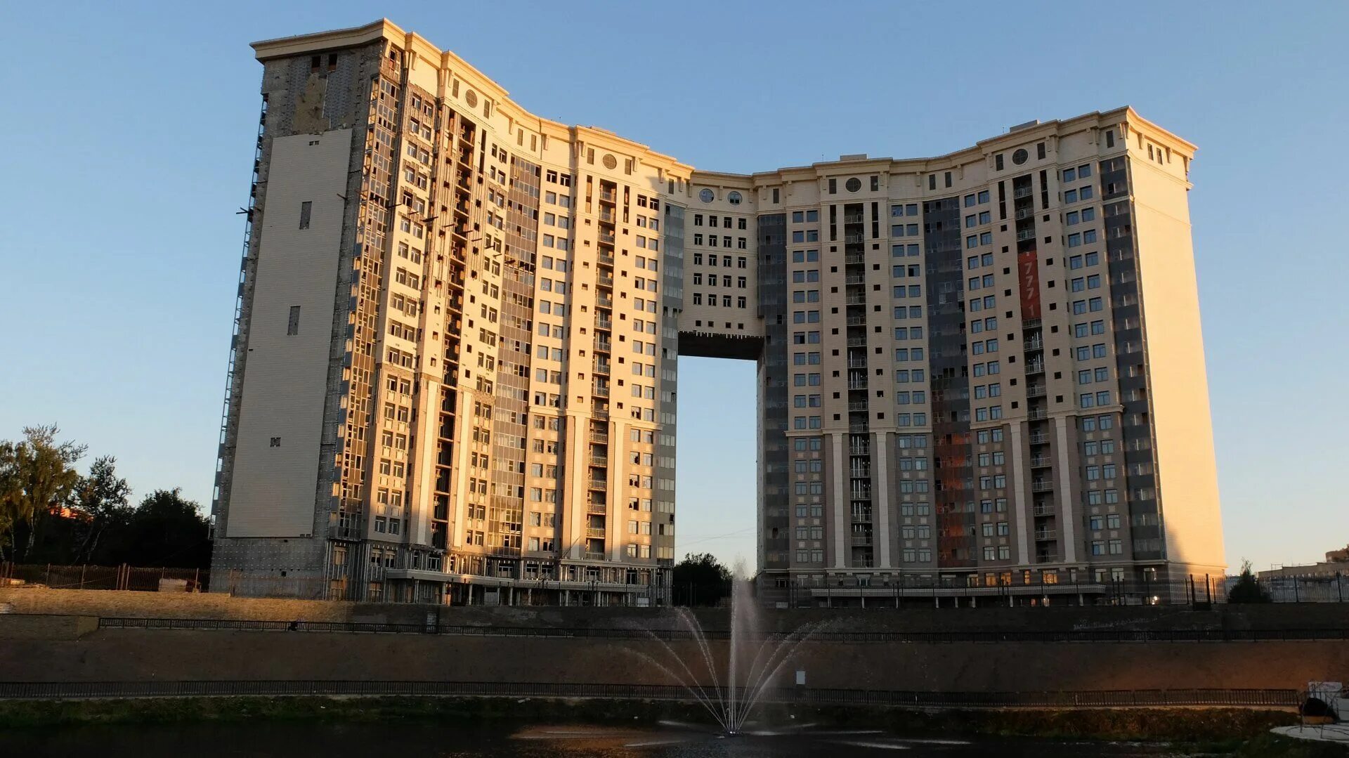 Дом щелковское. Astrum residence щелково. жк astrum residence. щелково дом на набережной долгострой. щелково недострой на набережной.