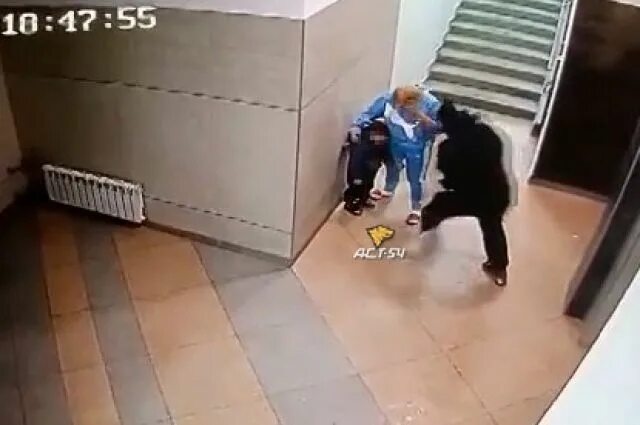 Мужчина в подъезде бьет детей. Наказывает внука