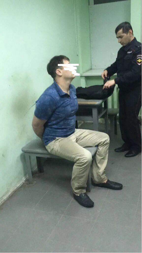 Преступник в суде. Фсиновец задержал вооруженного преступника. Полицейский вагон. Сотрудник фсин задержан. Осудили.