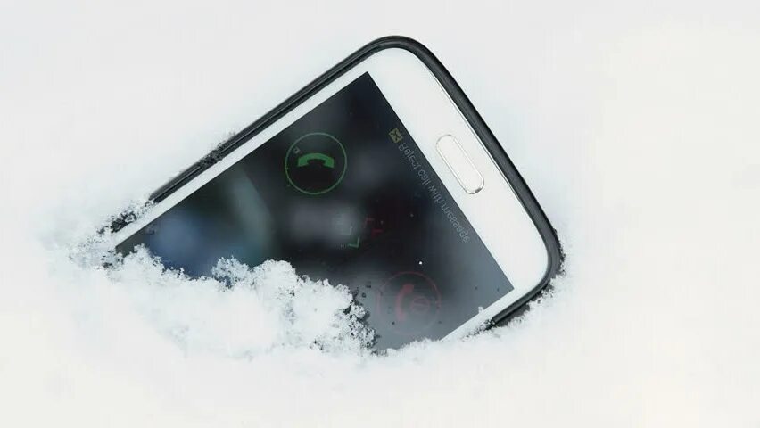 Смартфон в снегу. Смартфон в сугробе. Смартфон на морозе. Айфон на снегу.