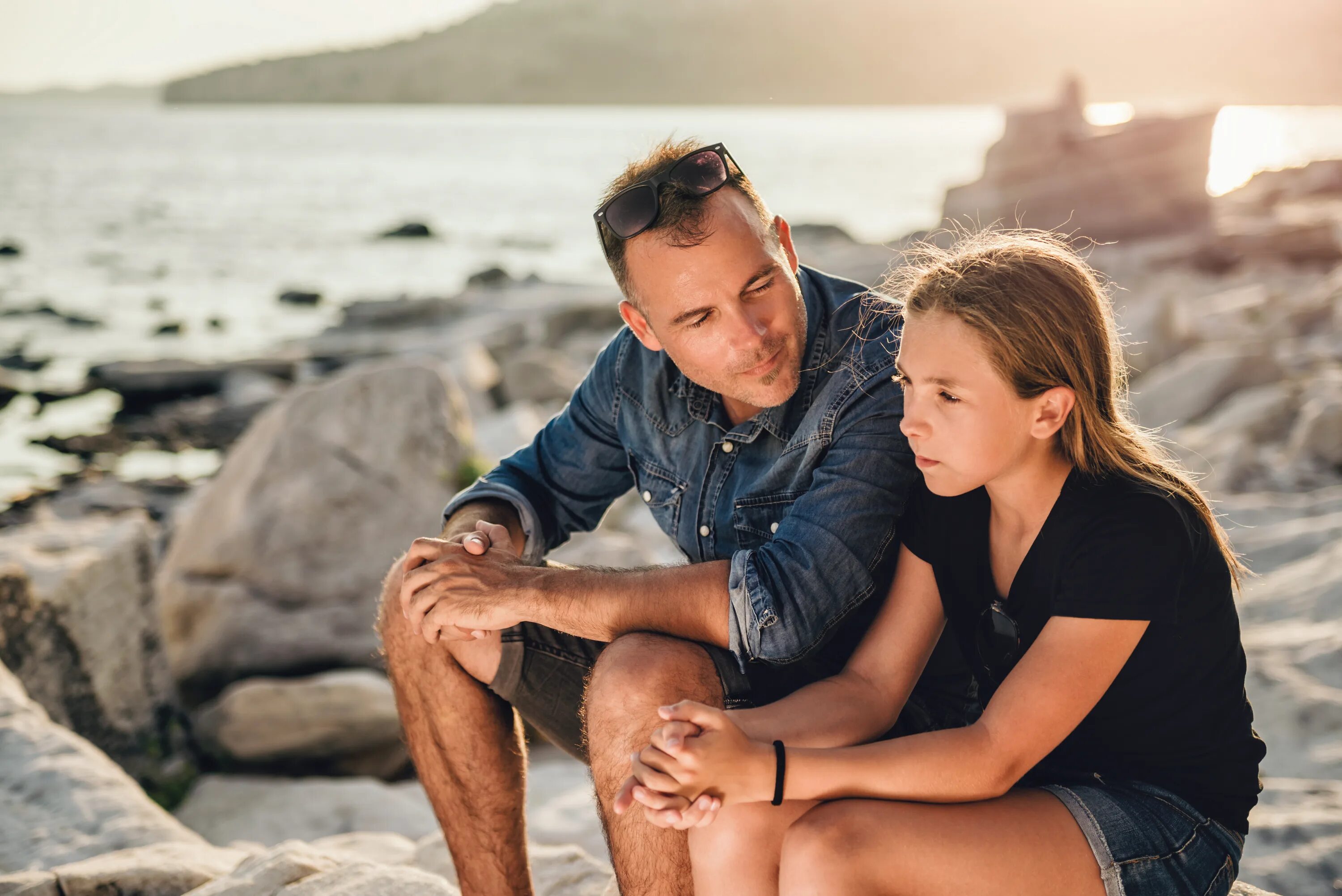 Loves his daughter. Отец и дочь. Девушка с папой. Отец и взрослая дочь отношения.