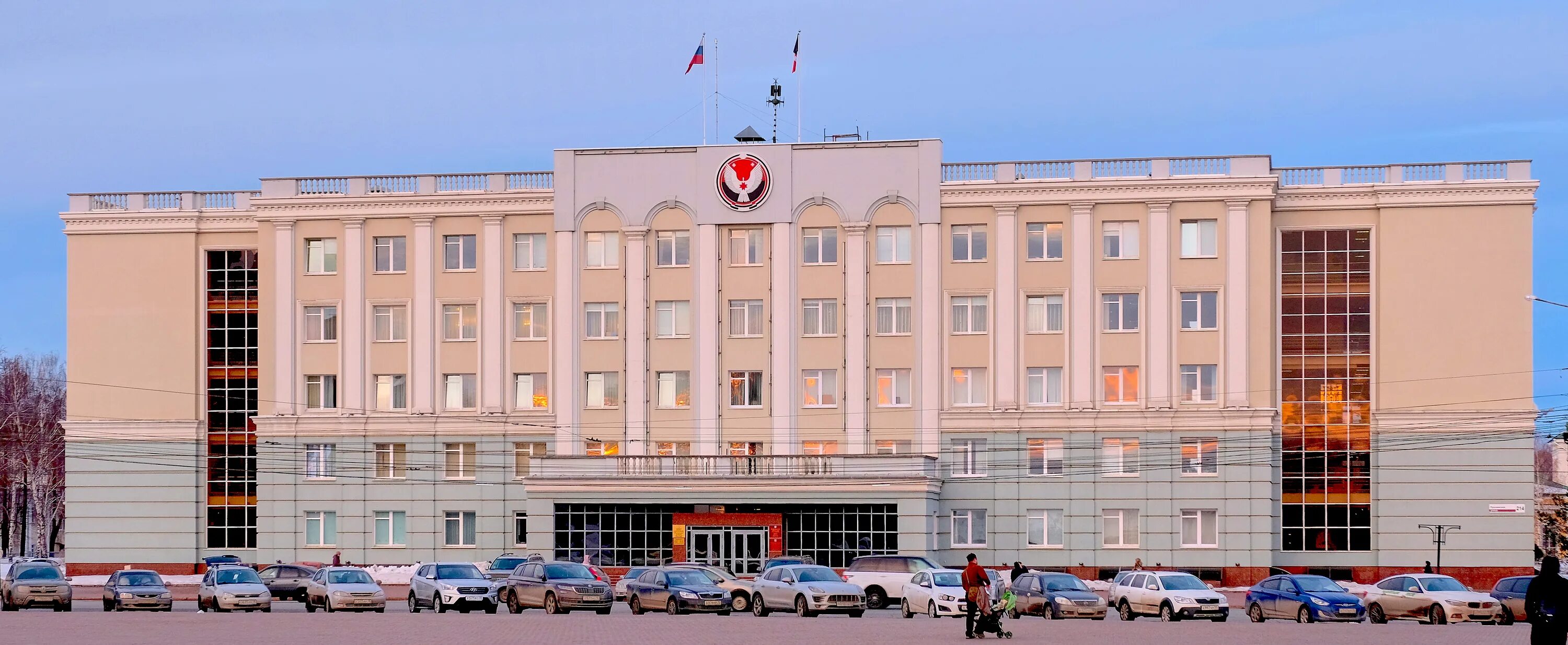 Пушкинская 214 ижевск дом правительства. Правительство удмуртской республики 2024. Центральная площадь ижевск. Республика удмуртия правительство. Здание правительства удмуртии.
