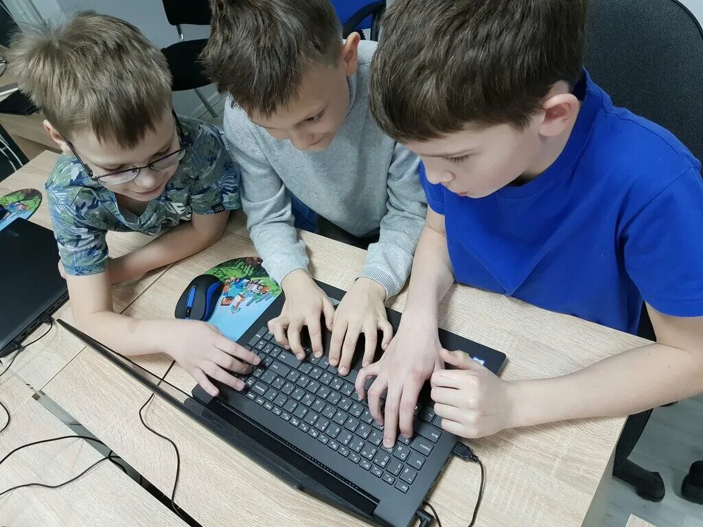 Уроки обучения компьютера. Компьютер для учебы. Компьютерная школа для детей. Программирование для детей. Школьник программист.