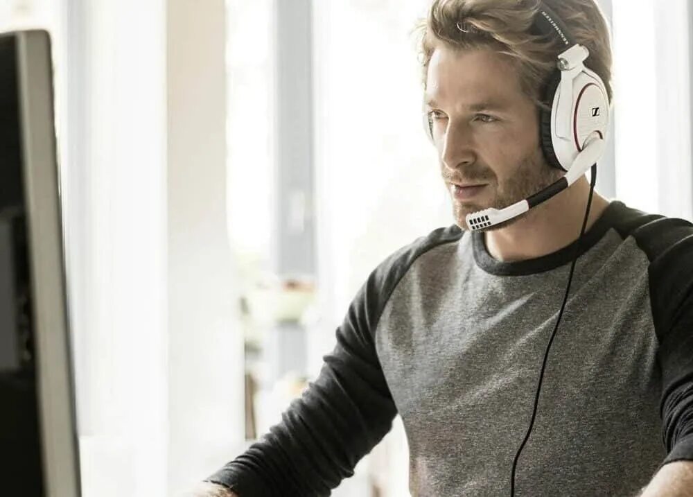 Взрослые геймеры. Взрослые геймеры. Геймер. Геймер за компьютером. Программист в наушниках.