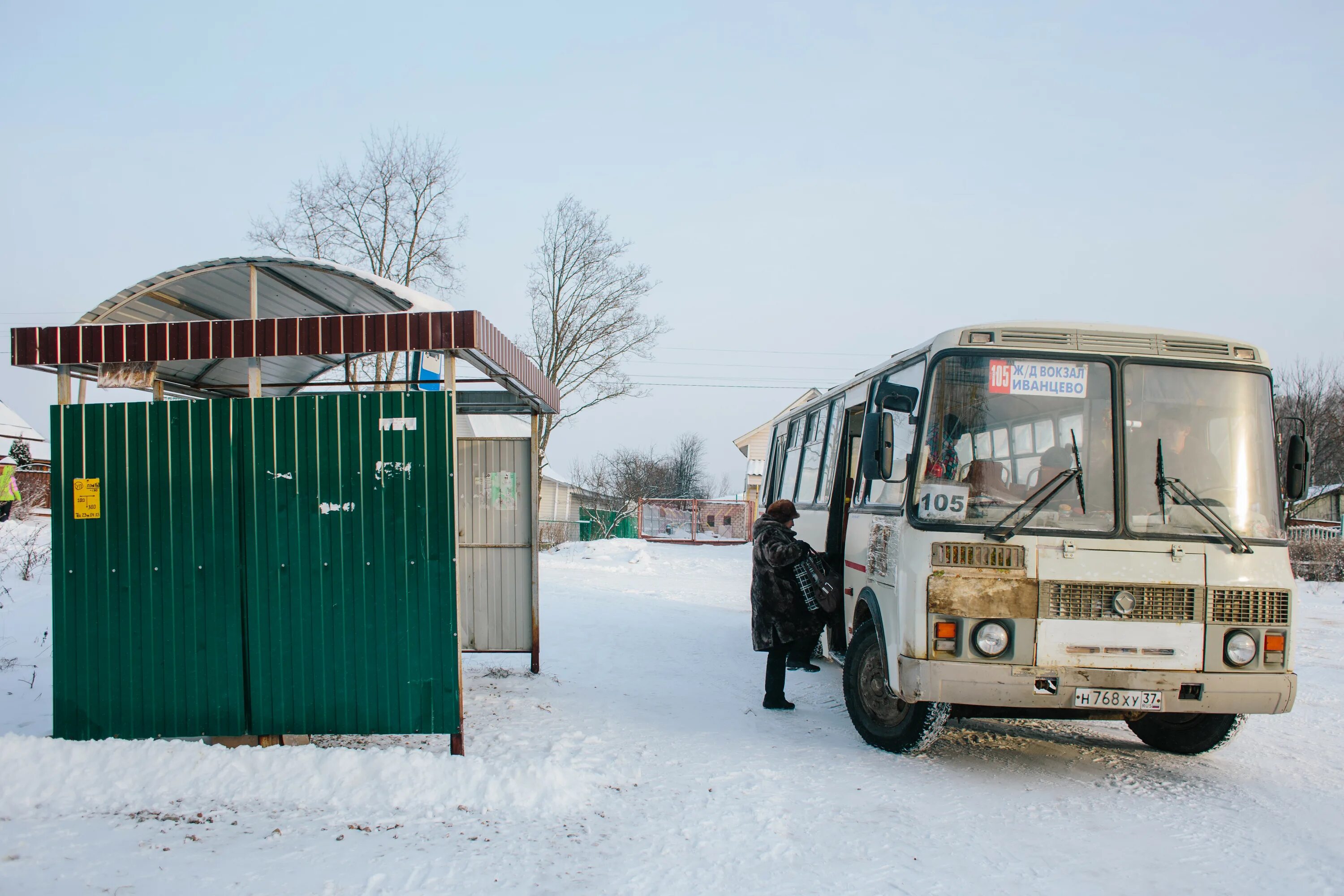 Автобусы старые дороги. Сельский автобус. Деревенская автобусная остановка. Автобусная остановка в селе. Автобус в деревне зимой.