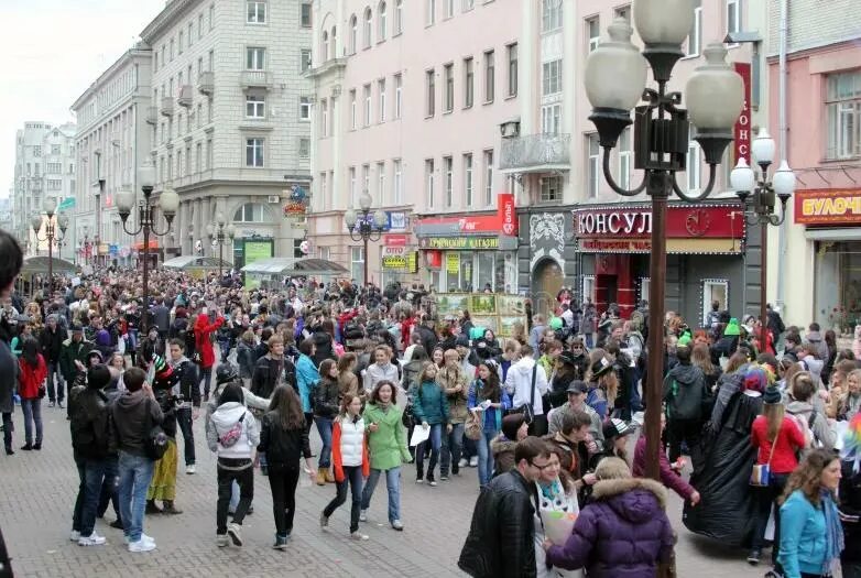 Старый Арбат Москва толпы. Люди на улице Арбат. Много людей на улице Моква. Толпа людей в Москве. В москве проживает человек