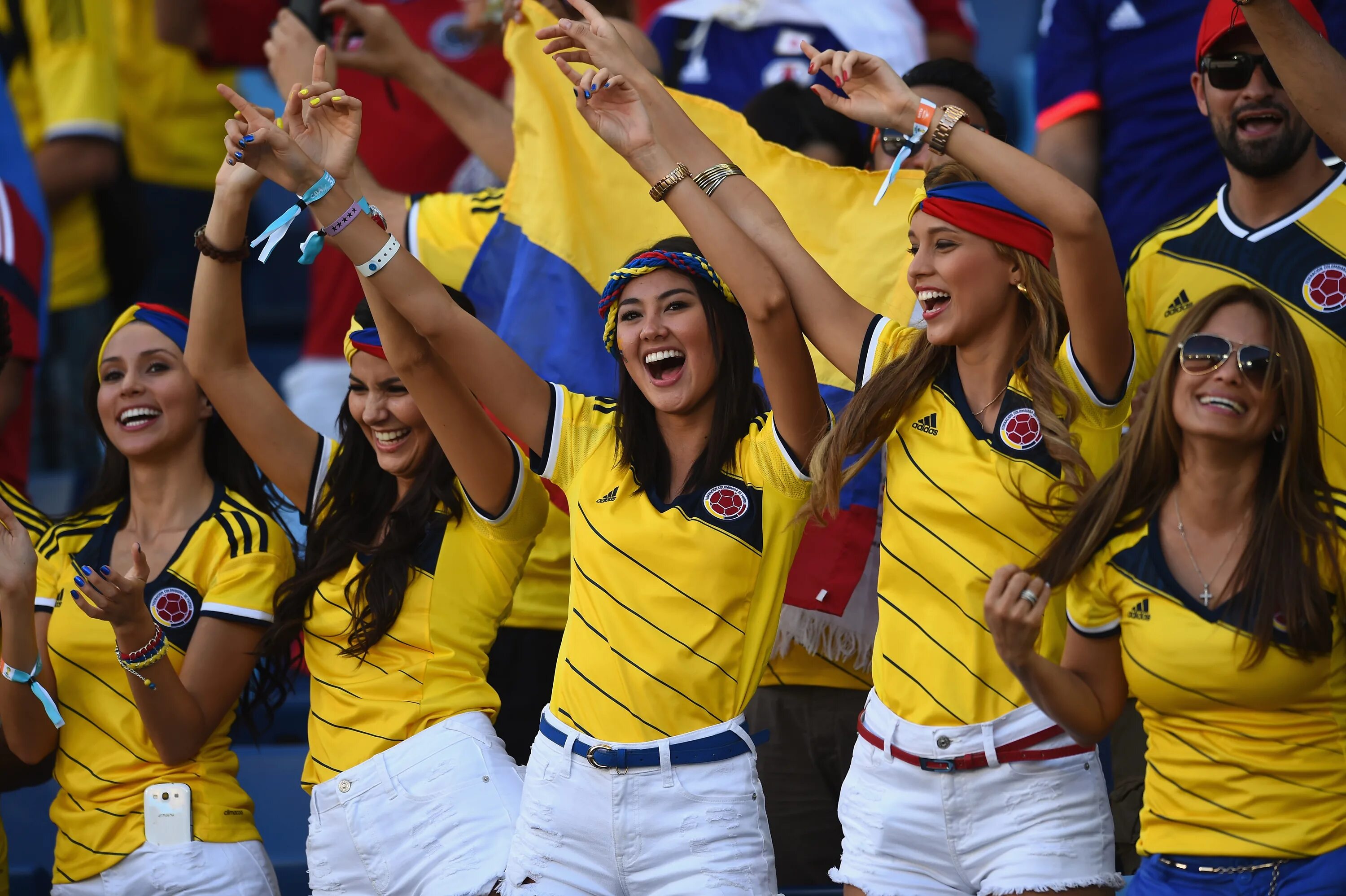 Все девчонки страны. Болельщицы сборной Колумбии. Фанатка Колумбии. Фанатка сборной Колумбии. Болельщица сборной Бразилии на ЧМ 2002.