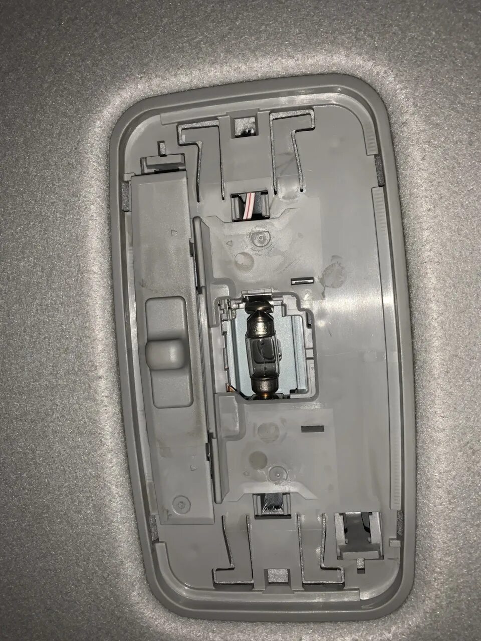 Лампочки салона на прадо 150 дизель. Лампы прадо 150. Лампочка в салоне 150. Лампа подсветки козырька тойота королла 150. Плафон освещения нексия н150.