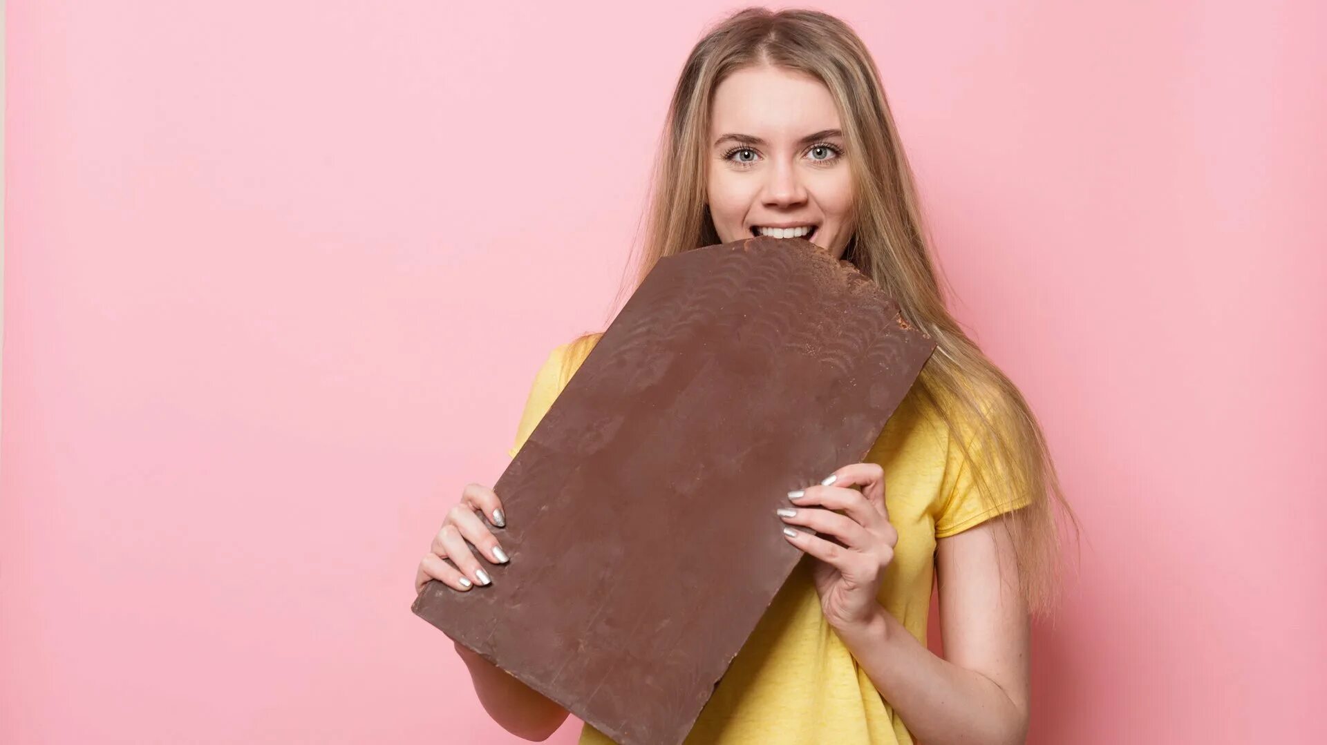 Шоколад бол. Большая шоколадка. Девушка с огромной шоколадкой. Огромный шоколад. Девушка в шоколаде.
