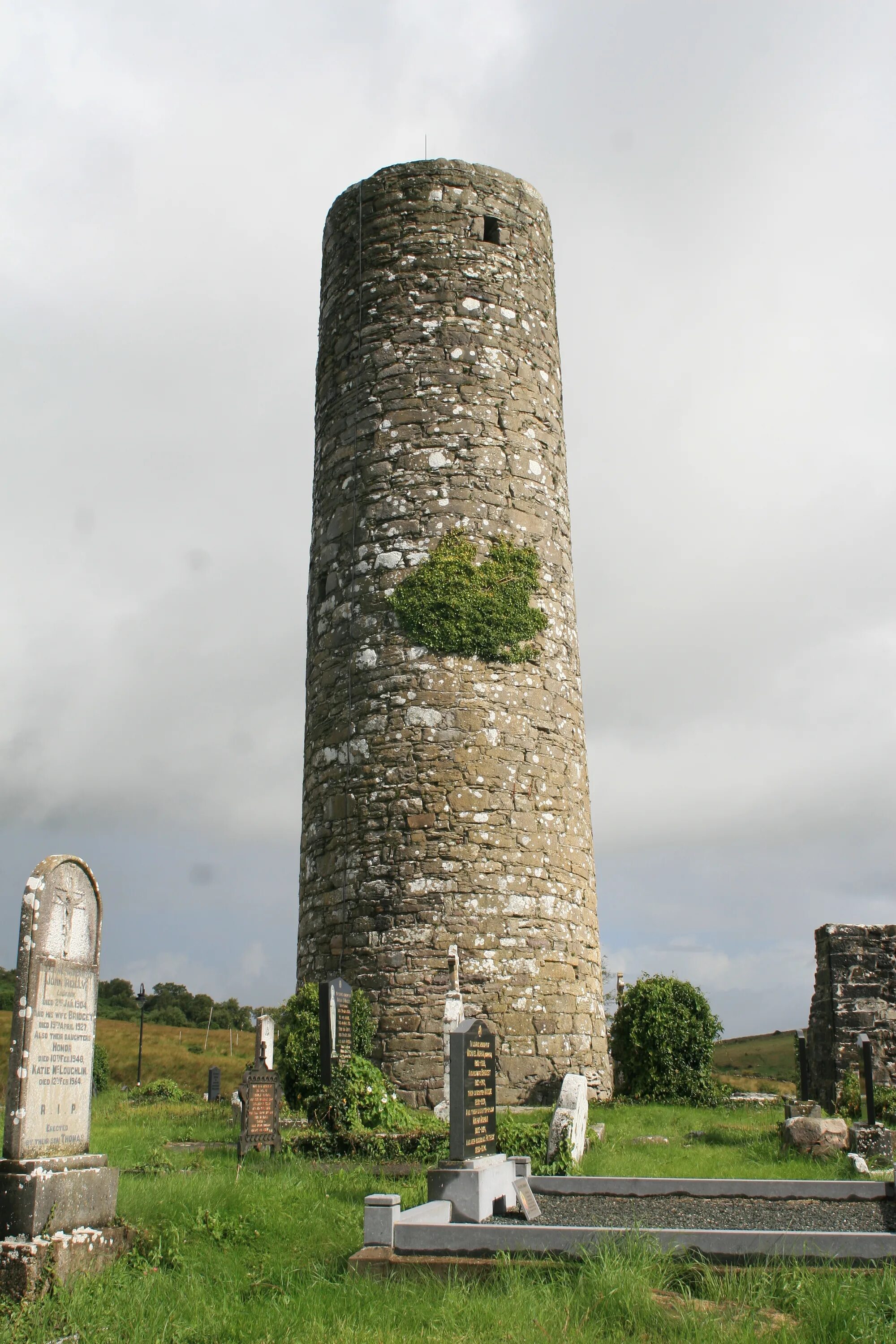 Round tower. Тугрульская башня Ирландия. Круглые башни Ирландии. Башня Мокши. Круглая каменная башня.