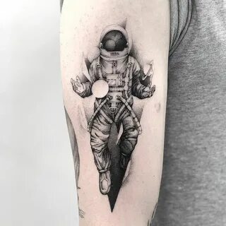 Тату космонавт