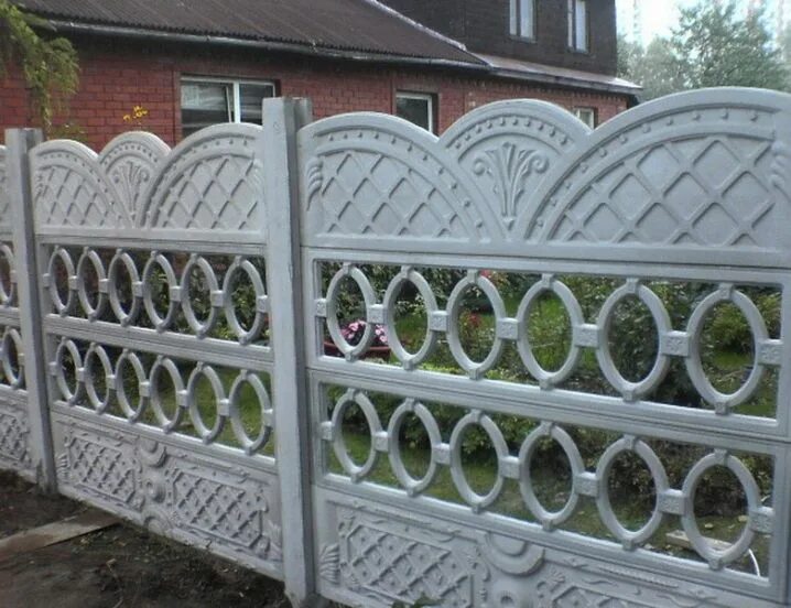 Заборы бетонные для частного. Бетонный забор. Бетонный забор для палисадника. Красивый бетонный забор. Бетонный забор секционный.