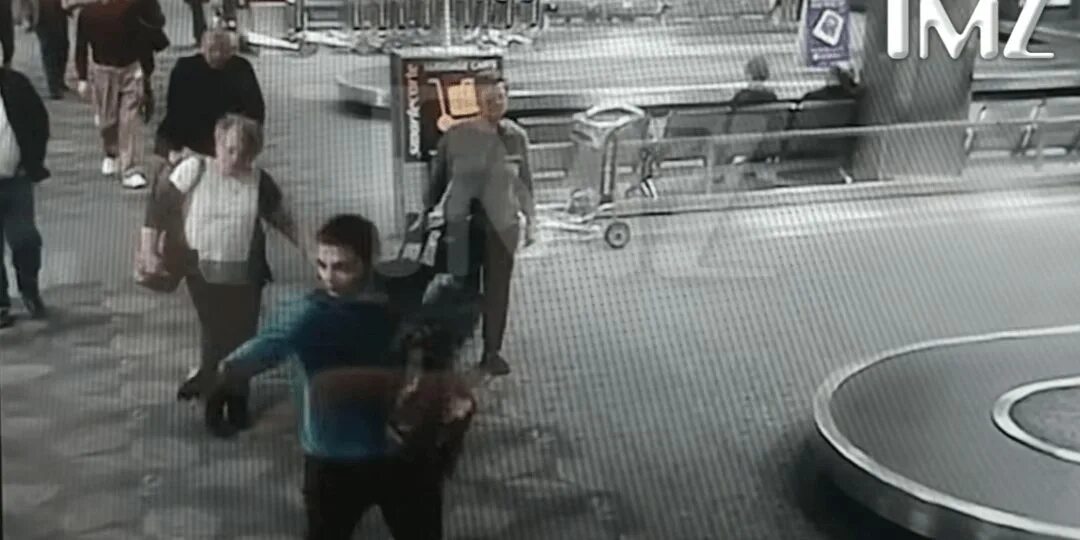 Музыкальный клип в аэропорту с перестрелкой. Видео с камер наблюдения 11 сентября в аэропорту.