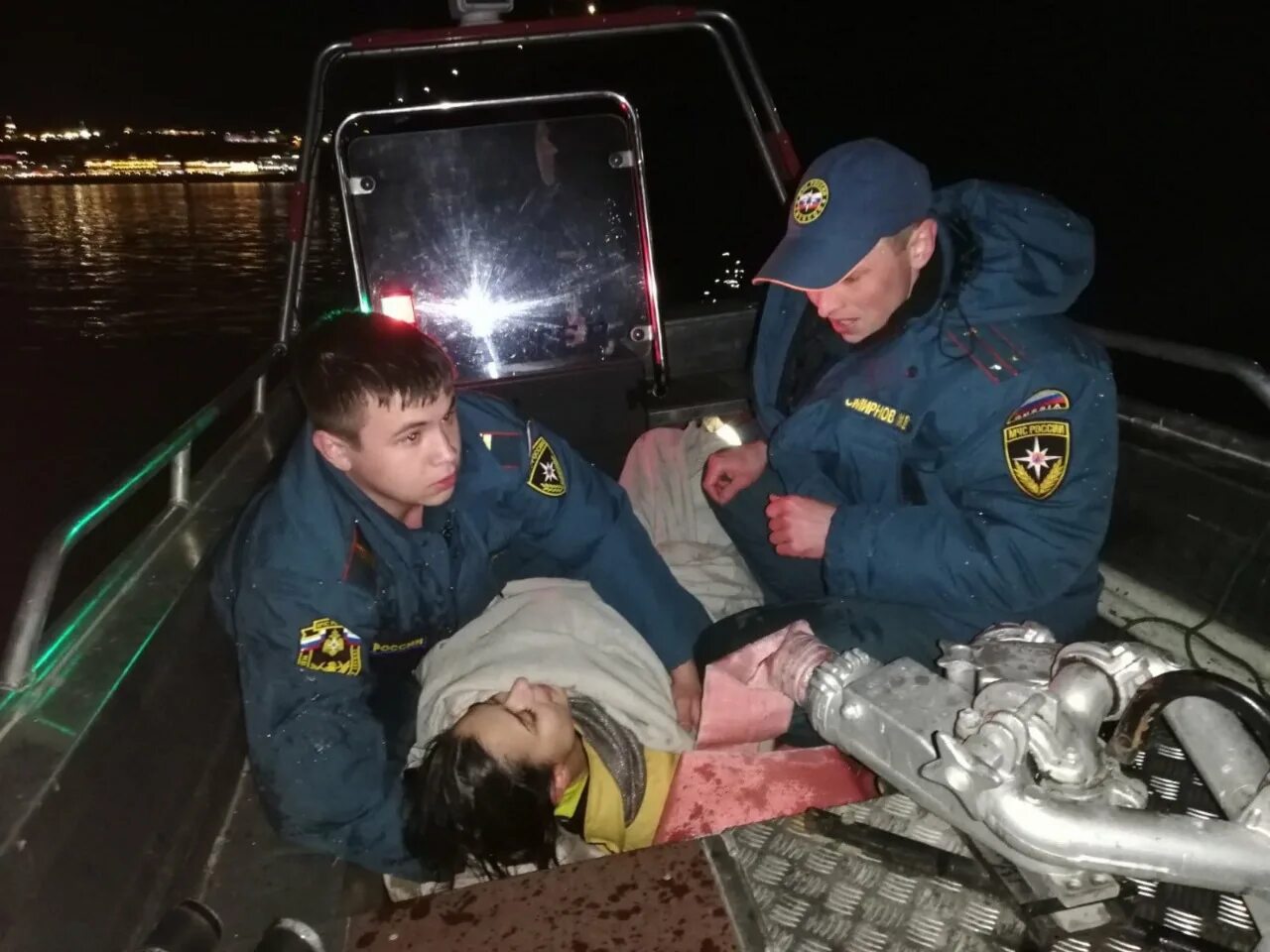 Девушка спасла утопающего