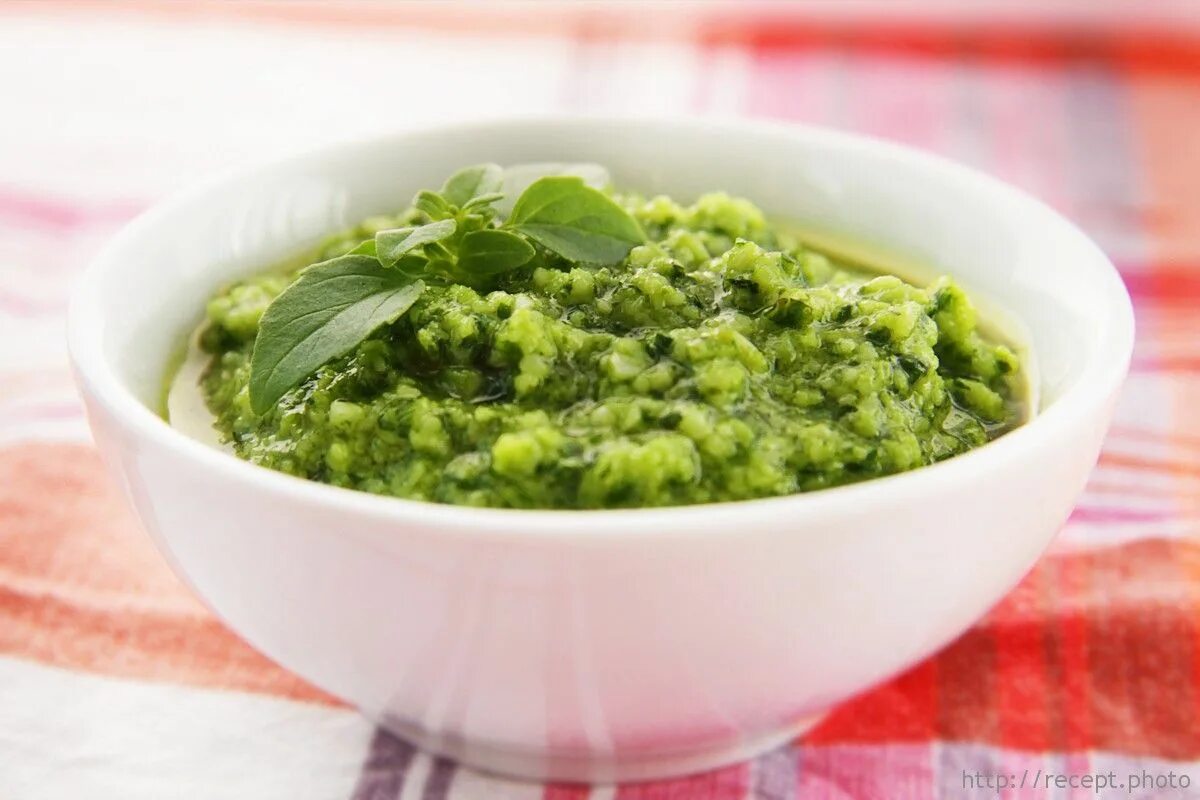 Зеленый соус песто. Соус песто. Соус pesto. Соус песто с базиликом. Соус пепесто.