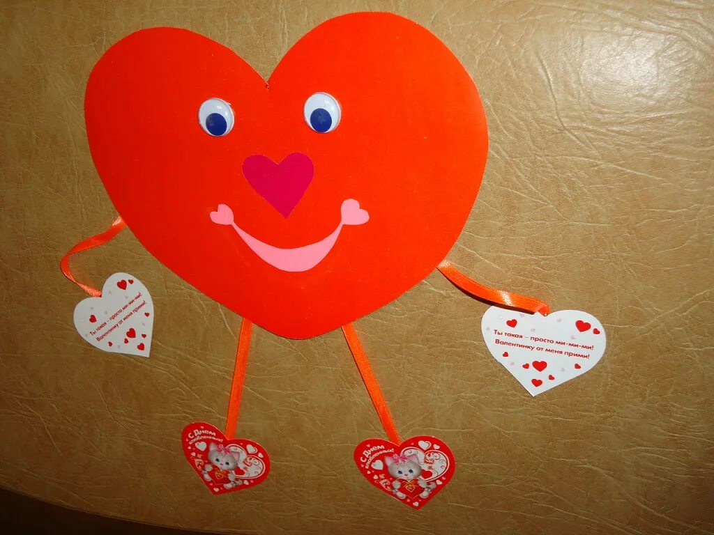 Валентинки в саду своими руками. Поделка на 14 февраля в детском. Идеи для валентинок. Красивые поделки из цветной бумаги. Валентинка своими руками из бумаги.