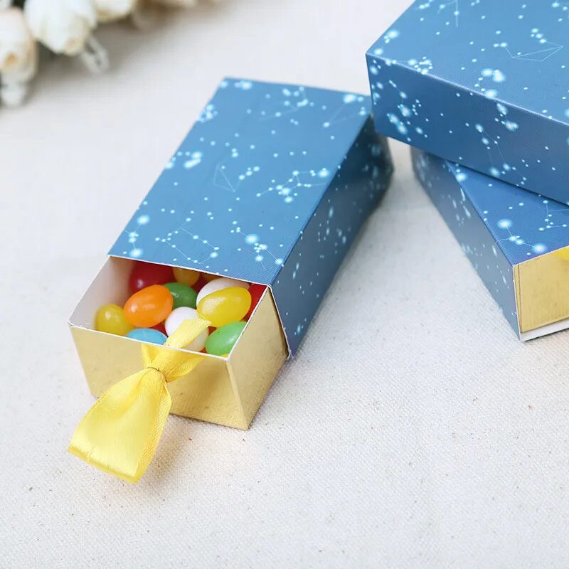 Конфетки маленькие в коробочке. Монпансье леденцы. Леденцы в металлических коробочках. Конфетки маленькие в коробочке. Коробка с маленькими конфетами.