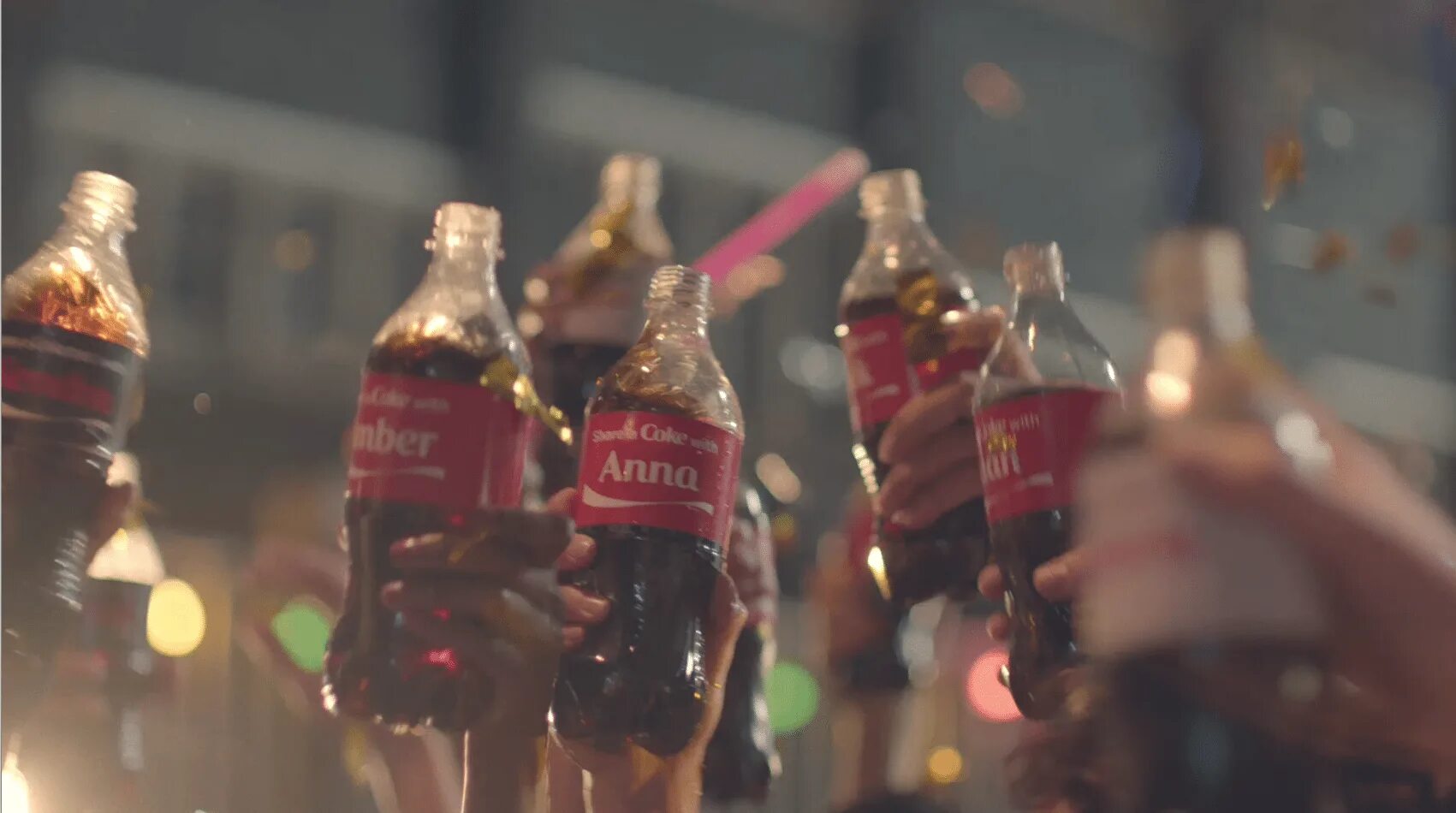 Человек пьющий колу. Coca-Cola: "a Coke is a Coke" - 2019 super Bowl commercial. Человек с Кока колой. Пьет колу. Реклама Кока кола друзья.