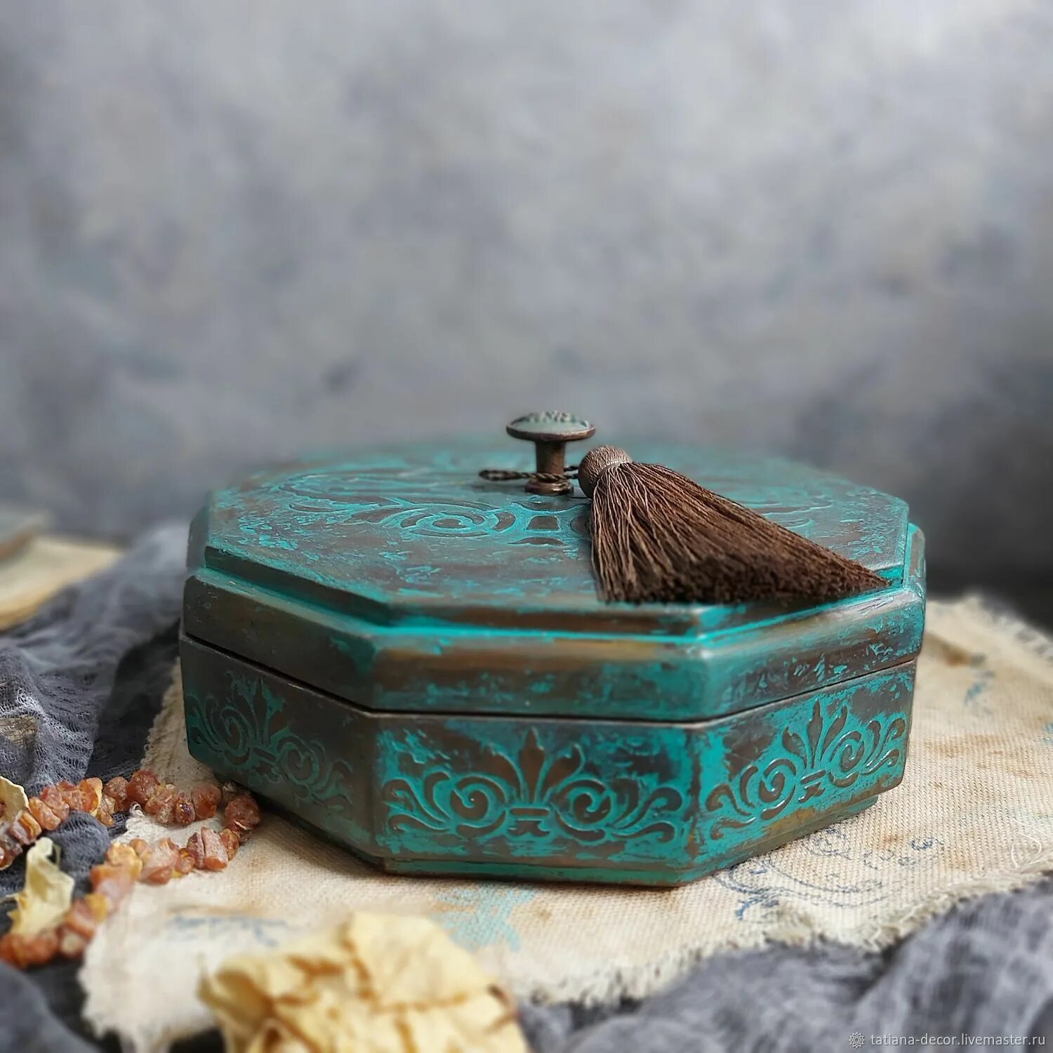 Шкатулка 1860. Эксклюзивные шкатулки. Резьба на шкатулке. Шкатулка красное дерево ганг. Индийская шкатулка.