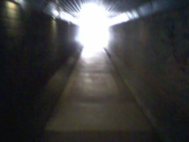 В конце тоннеля свет песня. В конце туннеля яркий свет. Свет в конце тоннеля фото с выходящим человеком.