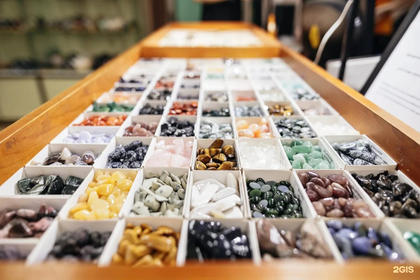 украшения из жемчуга натурального. магазин натуральных камней каталог. магазин натуральных камней каталог. яшма уральская камень. бусы из малахита натурального.